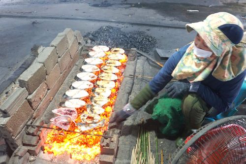 Nhân công mướt mồ hôi giữa trời Đông, phố biển Cửa Lò tất bật nướng cá thu ngày cuối năm