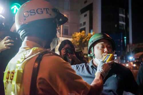 Người đàn ông xưng 'cán bộ ngành giao thông' cù nhầy khi bị CSGT đo độ cồn