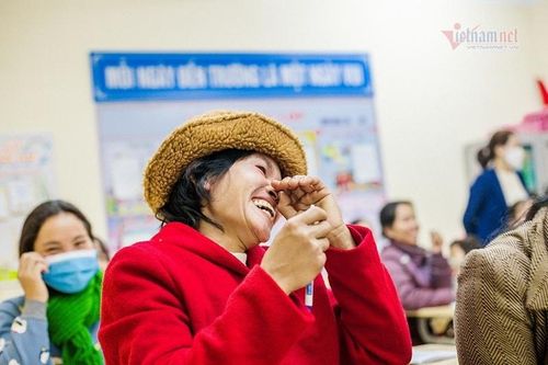 Lớp học 'xóa mù' trong giá rét ở A Dơi