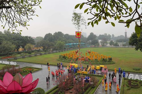 Hình ảnh tái hiện nghi lễ thả cá chép, dựng cây nêu đón Xuân Nhâm Dần