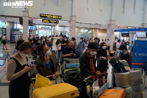Người dân ùn ùn rời TP.HCM về quê ăn Tết, sân bay Tân Sơn Nhất đông nghịt