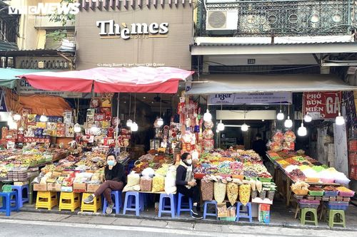'Thủ phủ' bánh, mứt, kẹo Hà Nội ế ẩm, tiểu thương ngóng khách ngày cuối năm