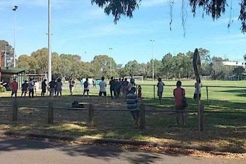 Người hâm mộ đi xem buổi tập của tuyển Việt Nam ở Australia
