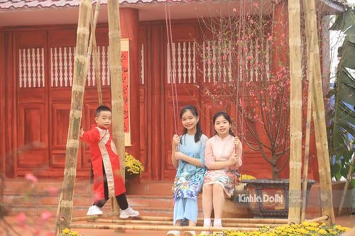 Đường hoa Xuân Hà Nội thu hút du khách ngày cuối tuần