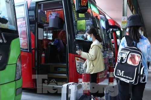 21 tháng Chạp, bến xe lớn nhất TPHCM đã có không khí Tết