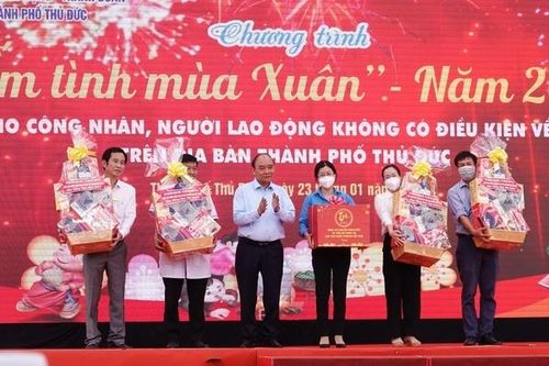 Chủ tịch nước tặng quà công nhân không về quê đón Tết tại TP.HCM