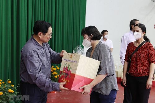 Thủ tướng chúc Tết công nhân có hoàn cảnh khó khăn tại Vĩnh Long