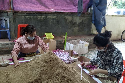 Làng nghề hương trầm Quỳ Châu hối hả vào vụ Tết