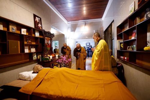 Lễ nhập kim quan Thiền sư Thích Nhất Hạnh