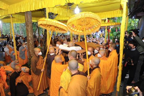 Lễ nhập kim quan, thọ tâm tang Thiền sư Thích Nhất Hạnh