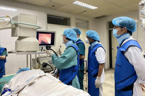 Đau bụng và đau lưng dữ dội, 2 bệnh nhân lâm nguy vì sỏi nằm trong chỗ hiểm
