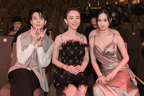 Thu Trang thay 2 bộ váy, quyết tâm 'chặt đẹp' đàn em Jun Vũ trên thảm đỏ ra mắt phim Tết