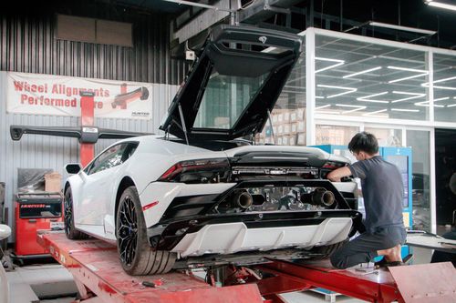 Garage bảo dưỡng siêu xe đông khách cận Tết