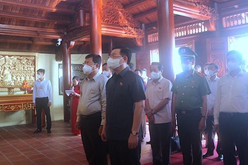 Chủ tịch Quốc hội mừng Tết quân dân địa đầu cực nam Tổ quốc