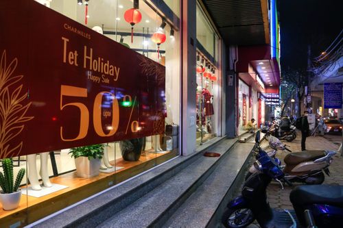 Hà Nội: Cửa hàng thời trang đua giảm giá, 'xả kho' đón Tết