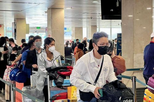 Bỏ quy định cách ly, nhiều người chọn đi máy bay về quê đón tết