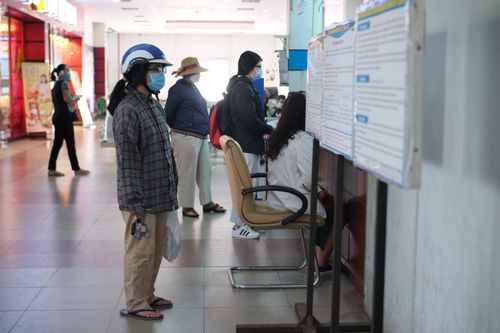 Nhà ga nhộn nhịp, bến xe đìu hiu sau thông báo không cách ly người về từ TPHCM