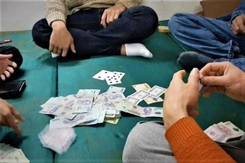 Khởi tố, tạm giam nhóm đối tượng đánh bạc trong thời gian được hưởng án treo