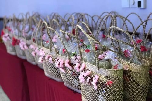 Trao nhau set quà, order món Tết