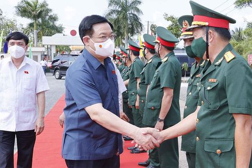 Chủ tịch Quốc hội Vương Đình Huệ thăm và chúc tết cán bộ, chiến sỹ Tiểu đoàn U Minh 2