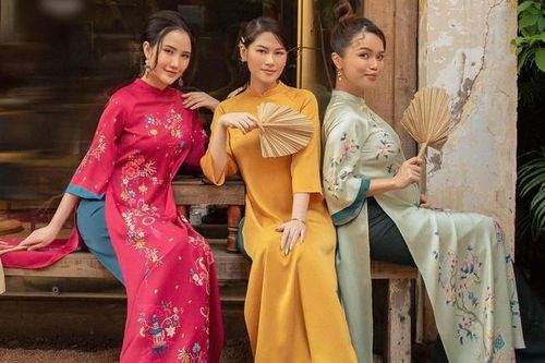 Ngọc Thanh Tâm duyên dáng trong tà áo dài Tết, đọ sắc cùng bà xã thiếu gia Phan Thành