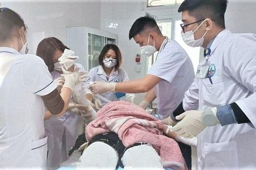 Nam sinh bị bỏng nghi đốt pháo