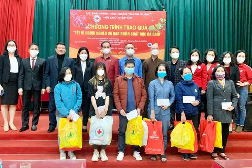 Quận Thanh Xuân: Ấm lòng các suất quà chuyển tới những hoàn cảnh khó khăn