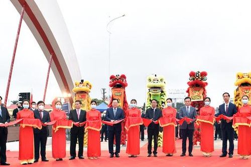 Phó Thủ tướng Lê Văn Thành cắt băng thông xe cây cầu 'cánh sóng vươn xa' của Hải Phòng