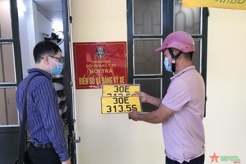 Hà Nội: Nhiều xe kinh doanh chưa chuyển sang biển số màu vàng