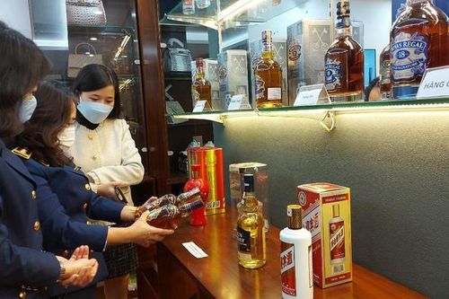 Xem trưng bày hàng thật - hàng giả để tránh 'va' rượu rởm dịp Tết