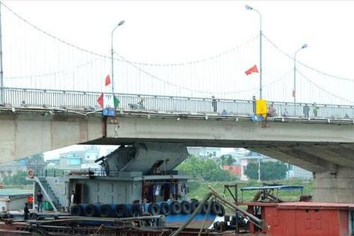 Tàu lớn đâm hỏng dầm cầu Bo, Thái Bình phải phân luồng giao thông từ xa