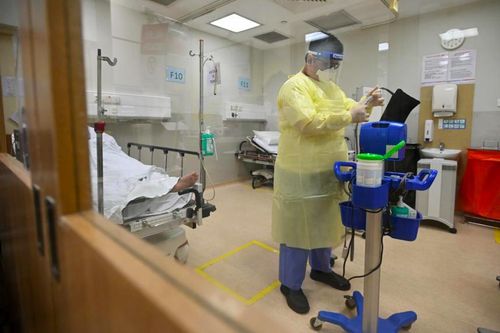 Giới khoa học kinh ngạc trước 13 đột biến ngược quy luật của Omicron