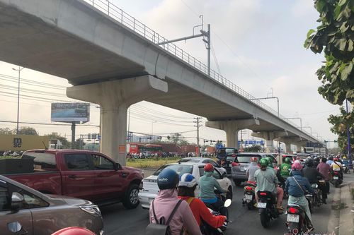 Ùn tắc 'trùng trùng, lớp lớp' ở cửa ngõ TP.HCM ngày cận Tết