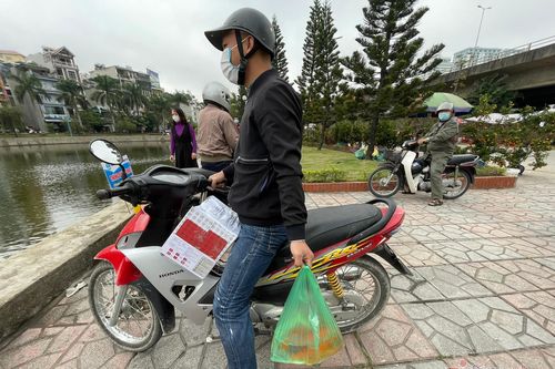 Thi nhau thả cá chép ở hồ nước mặn, cá bơi vài vòng rồi ngửa bụng chết