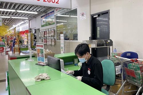 Sinh viên tất bật làm thêm tại các siêu thị dịp Tết
