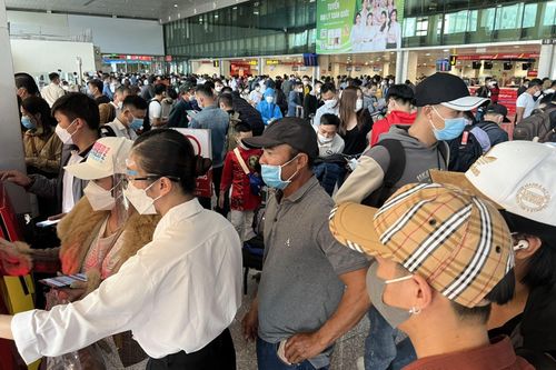 Sân bay Tân Sơn Nhất tiếp tục 'quá tải' những ngày cuối năm
