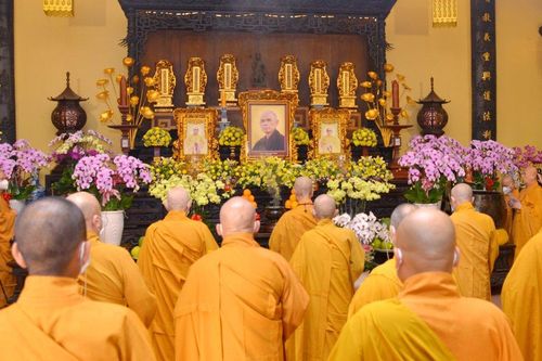 Trưởng lão Hòa thượng Thích Trí Quảng tưởng niệm Thiền sư Thích Nhất Hạnh tại tổ đình Ấn Quang