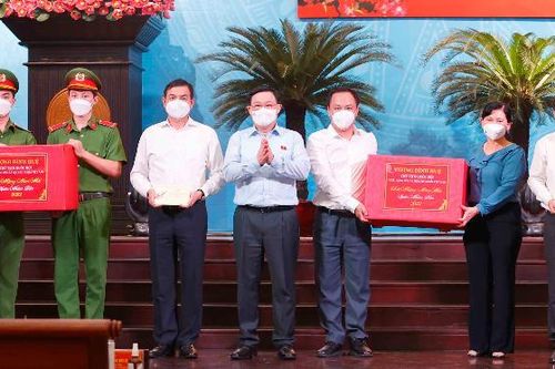 Chủ tịch Quốc hội Vương Đình Huệ thăm và tặng quà Tết tại Thành phố Hồ Chí Minh