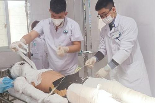 Nghệ An: Tự đốt pháo hoa khi ở nhà một mình, nam sinh lớp 11 bị bỏng giác mạc và toàn thân