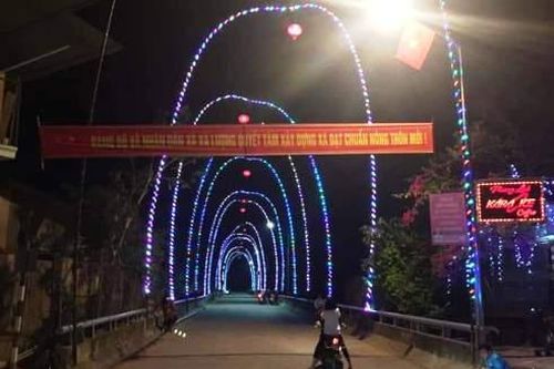 Dựng cây nêu đón tết, 3 người bị điện giật