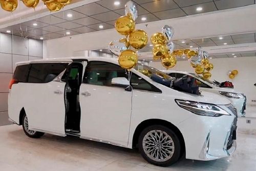Cậu cả nhà bầu Hiển chi hơn 9 tỷ 'đập hộp' Lexus LM 350