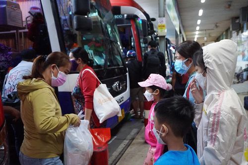 Sân bay, ga tàu ở TPHCM nhộn nhịp người về đón Tết