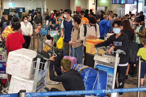 24 tháng Chạp, biển người chen chân về quê ăn Tết ở sân bay Tân Sơn Nhất