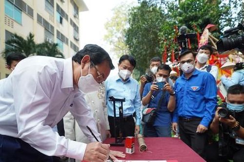Bí thư Thành ủy Nguyễn Văn Nên làm 'ông Đồ', viết chữ tặng giám đốc bệnh viện