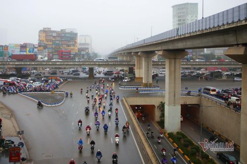 Hà Nội chìm trong mưa phùn, sương giăng từ sáng đến trưa