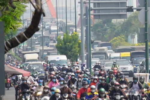Ô tô dàn hàng kẹt cứng đường ra bến xe Miền Đông, sân bay Tân Sơn Nhất