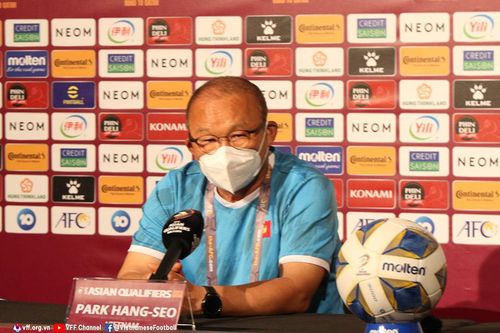 Cựu trợ lý Sir Alex đòi 'đánh nhanh thắng nhanh', thầy Park đáp trả