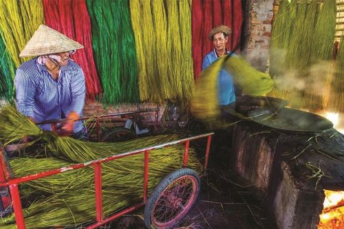 Khám phá làng dệt chiếu đầy màu sắc hơn trăm tuổi ở Phú Yên