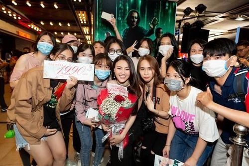 Nhất Ninh Dương Lan Ngọc rồi, ra mắt phim mới được fan tặng quà xịn sò thế này cơ mà!