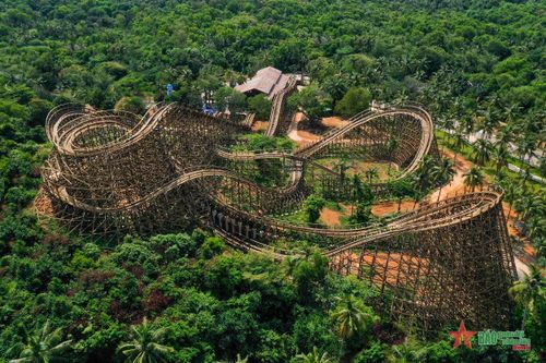Lần đầu tiên xuất hiện tàu lượn siêu tốc bằng gỗ ở Việt Nam